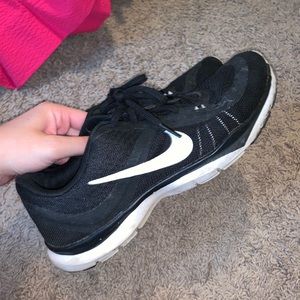 Black and white nike tennis shoes